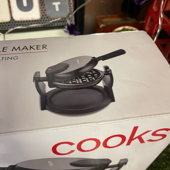 Cooks 180* Rotating Waffle Maker easy clean non stick folding handle NIB - Picture 3 of 5